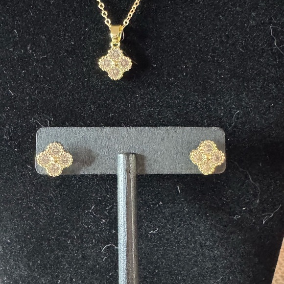 Elegant Gold Flower Pendant Necklace and Earring Set - Picture 2 of 3